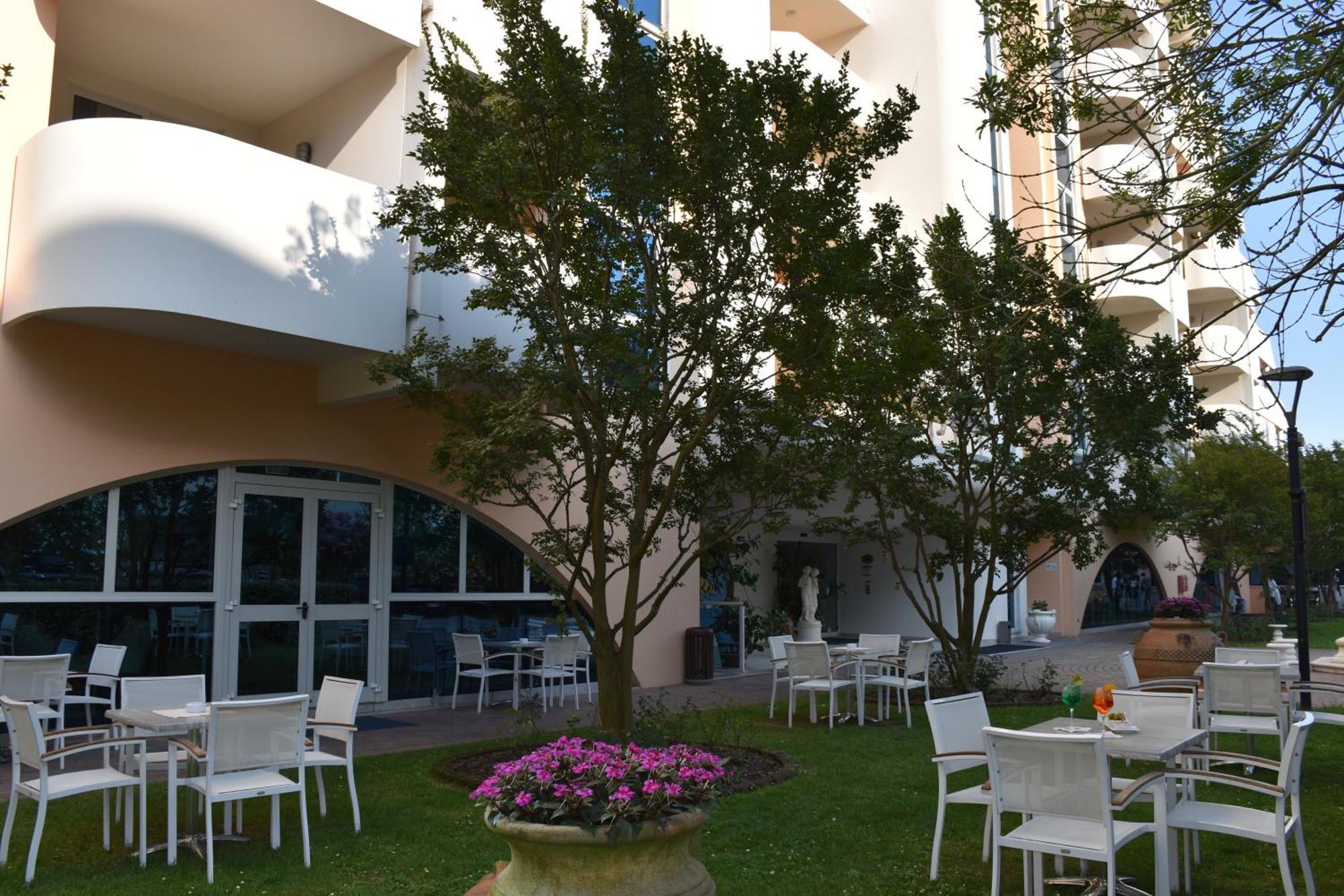 Aparthotel Holiday 4* Bibione